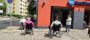 Rollstuhlfahrer vor dem Hotel