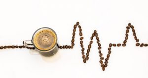 Kaffeetasse mit Kaffebohnenspur
