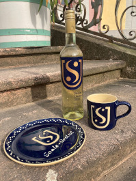 Weinflasche, Tasse und Teller mit neuem Saale-Unstrut Logo