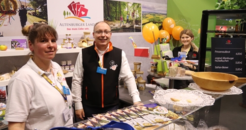 Bäckerin Romy Strobel, Michael Apel vom Landratsamt und Mariana Graichen vom Tourismusverband Altenburger Land e.V.