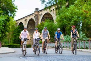 5 Fahrradfahrer unterwegs auf dem Ilmtal Radweg