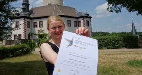 Hier zeigt Museumsmitarbeiterin Franziska Huberty die Urkunde von Familienausflug.info.