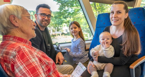 Familie in der Erfurter Bahn
