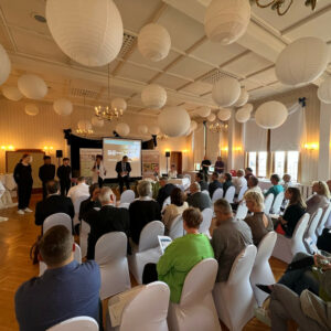 Rita Worm, Christoph Gösel und Mitarbeiter des Hotels Schieferhof Neuhaus begrüßen die Zuhörenden bei Veranstaltungsbeginn