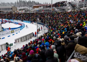 Zuschauer in der Arena am Rennsteig während des BWM IBU Weltcups Biathlon 2024 in Oberhof